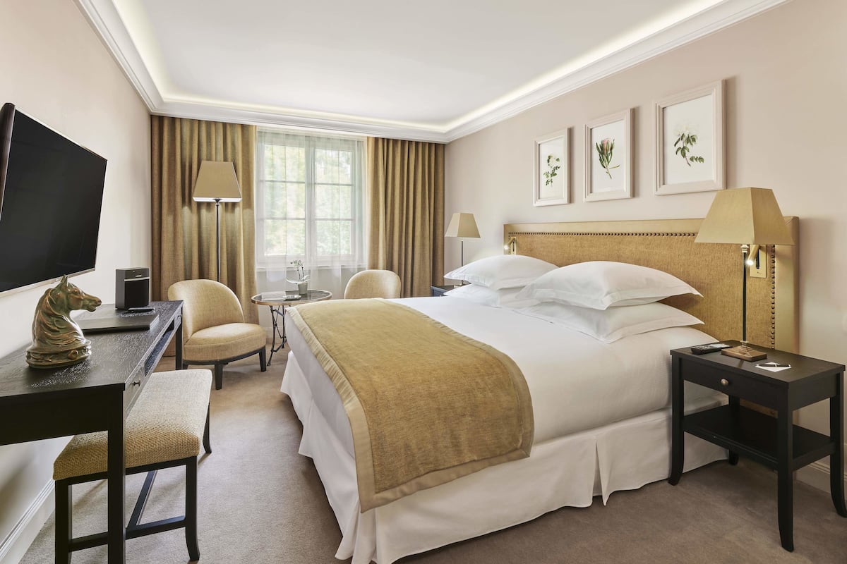 1 bedroom, premium bedding, minibar, in-room safe