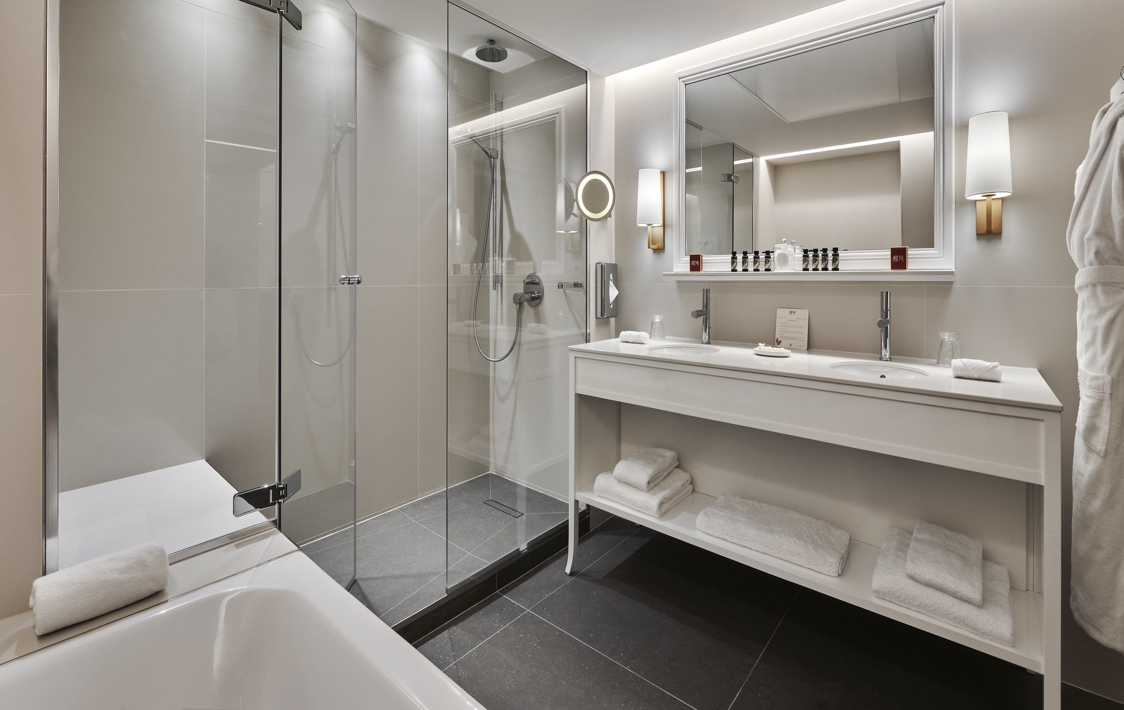 suite, park view | bathroom | hair dryer, bathrobes, slippers, towels