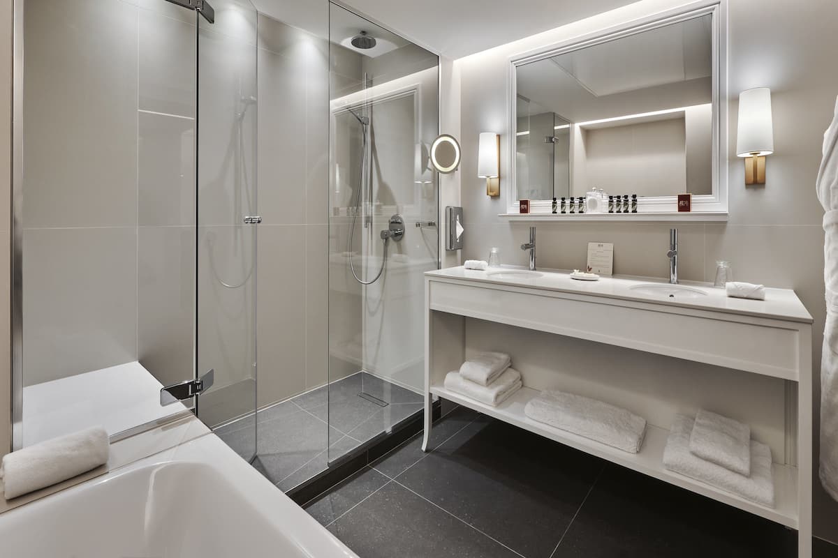 suite, park view | bathroom | hair dryer, bathrobes, slippers, towels