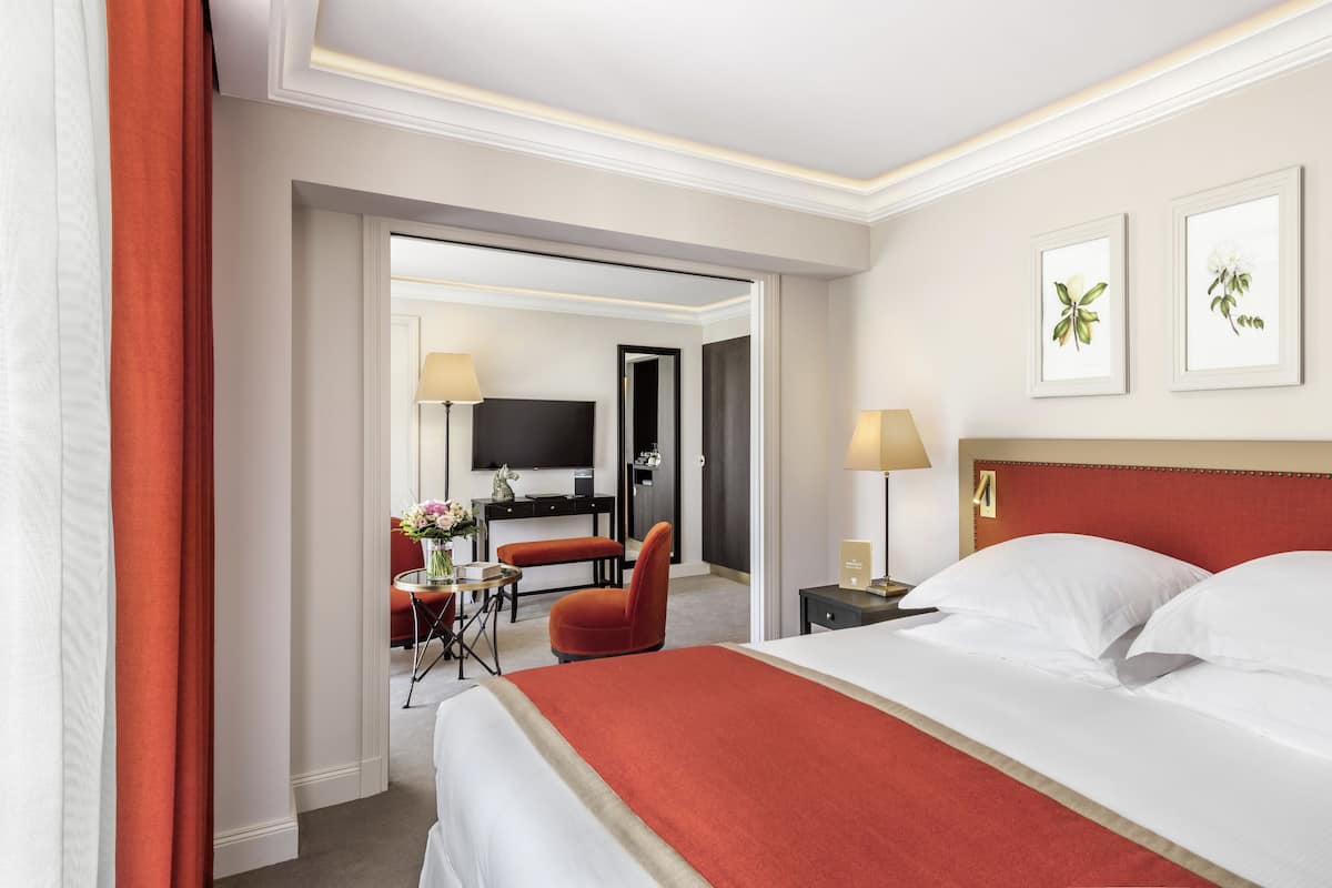Junior suite, uitzicht op park | 1 slaapkamer, luxe beddengoed, een minibar, een kluis op de kamer