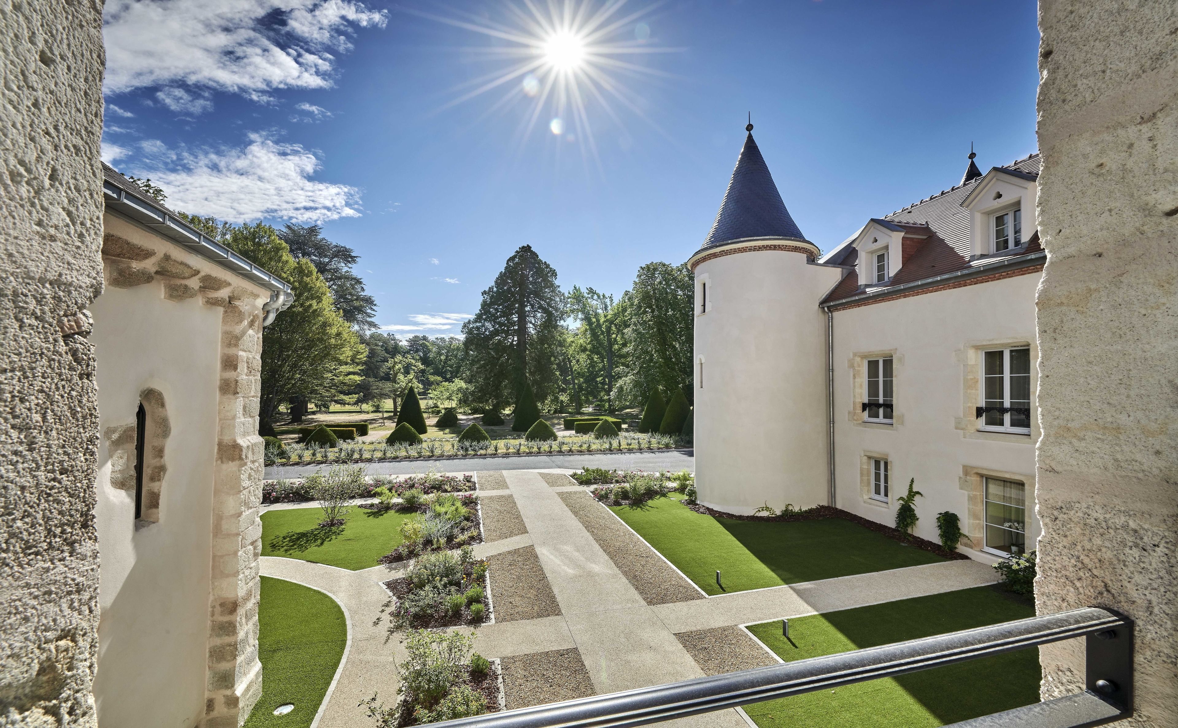 Deluxe suite, uitzicht op park | 1 slaapkamer, luxe beddengoed, een minibar, een kluis op de kamer