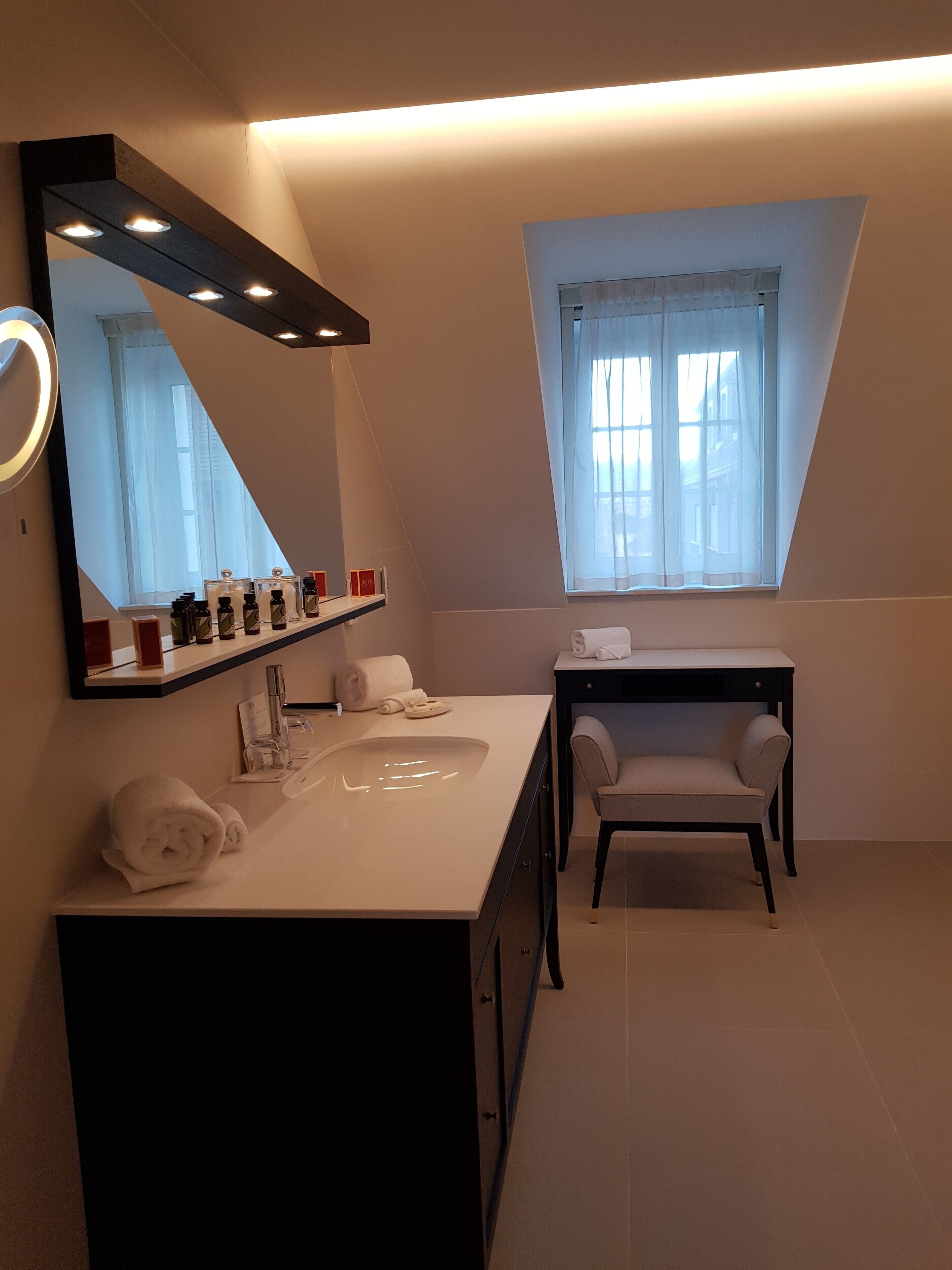 junior suite, park view, tower | bathroom sink
