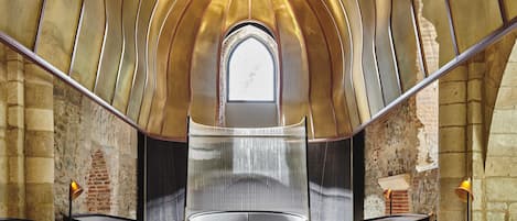 2 restoran, makan tengah hari dihidangkan