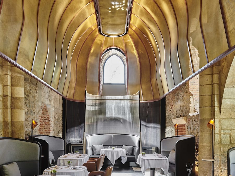 2 restaurants, lunch served