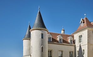 Front of property - Château Saint-Jean (Montlucon)