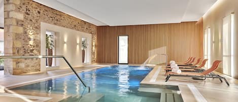 Innenpool, geöffnet von 08:00 Uhr bis 20:00 Uhr, Liegestühle