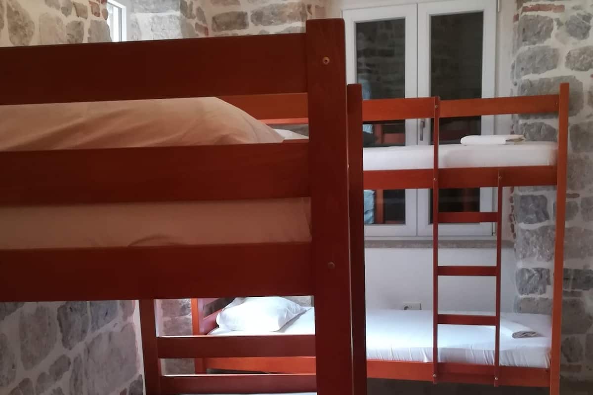 Gemeinsamer Classic-Schlafsaal, Gemischter Schlafsaal | Zimmersafe, schallisolierte Zimmer, Bügeleisen/Bügelbrett, Zustellbetten