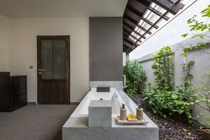Spa - 3 Bedroom Balinese Style Villa, Lovely Villa Close to Shopping Area Seminyak (Seminyak)
