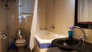 Leilighet – comfort, 1 soverom | Bad | Separat badekar og dusj, dype avslapningsbadekar, hårføner og håndklær