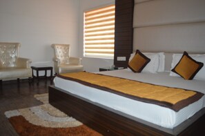 Minibar, laptop workspace, blackout curtains, soundproofing
