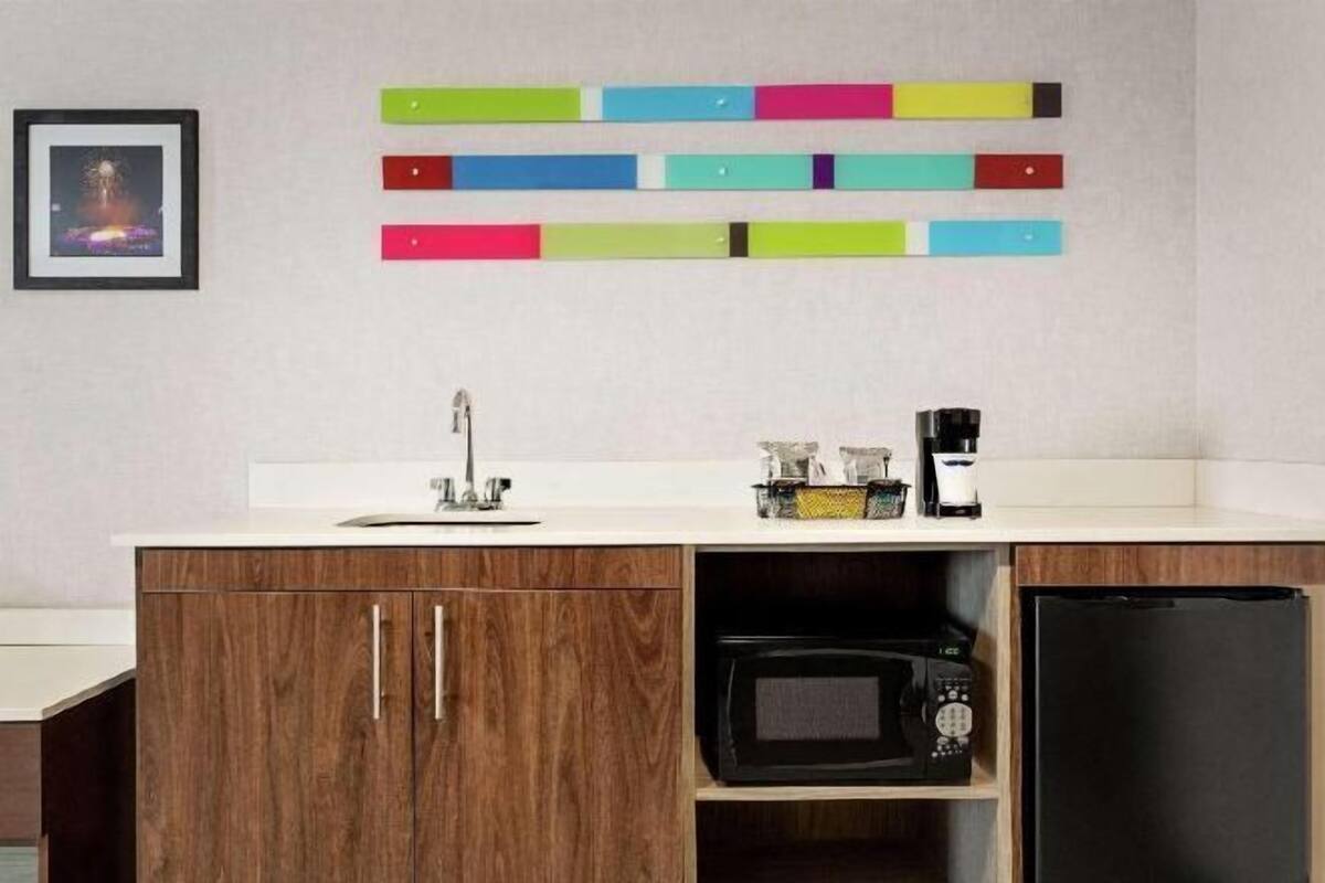 Dapur pribadi | Lemari es, microwave, mesin pembuat kopi/teh, dan kursi makan untuk bayi