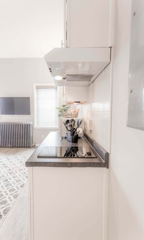 Kjøleskap, mikrobølgeovn, kokeplater og kaffetrakter/tekoker