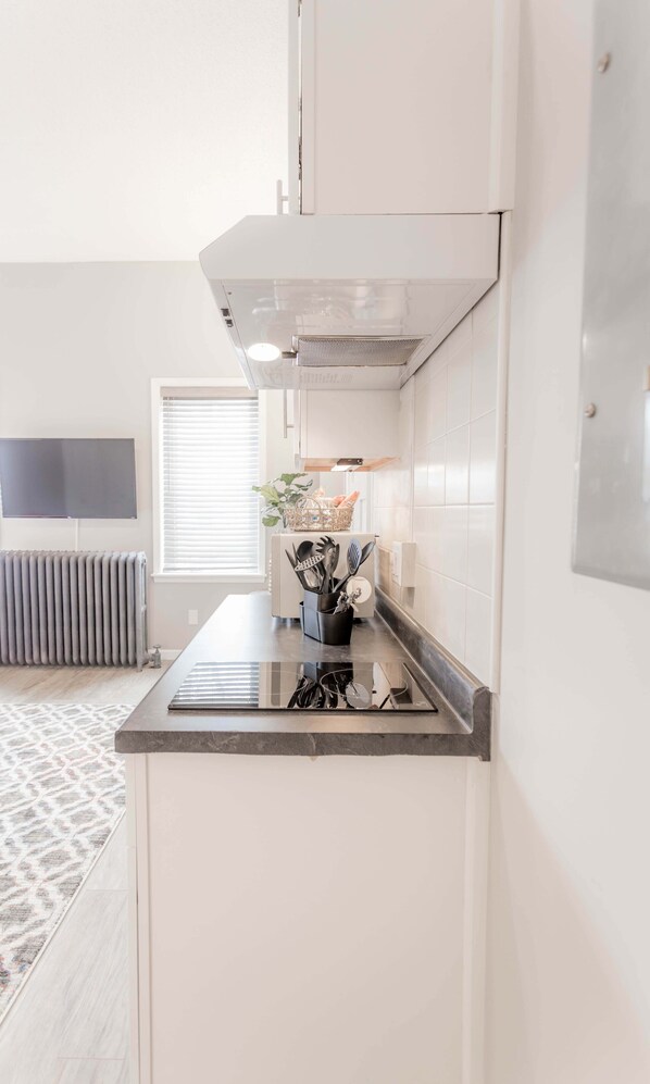 Fridge, microwave, stovetop, coffee/tea maker