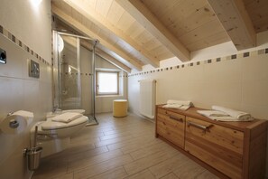 Een douche, een haardroger, een bidet, handdoeken