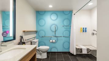 Ein modernes Badezimmer mit Waschbecken, Toilette und Duschbereich in Weiß.