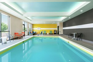 Piscina interna, espreguiçadeiras