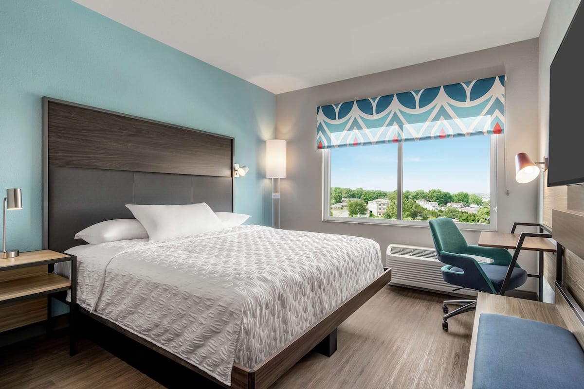 Peralatan tempat tidur premium, meja, ruang kerja komputer riba 