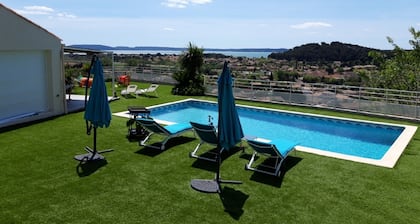 Appartement , piscine privée magnifique vue dans le Sud de la France