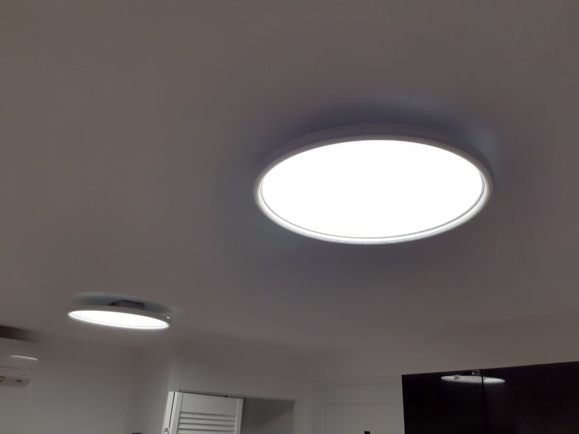 Un soffitto con tre lampade circolari.