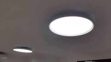 Un soffitto con tre lampade circolari.