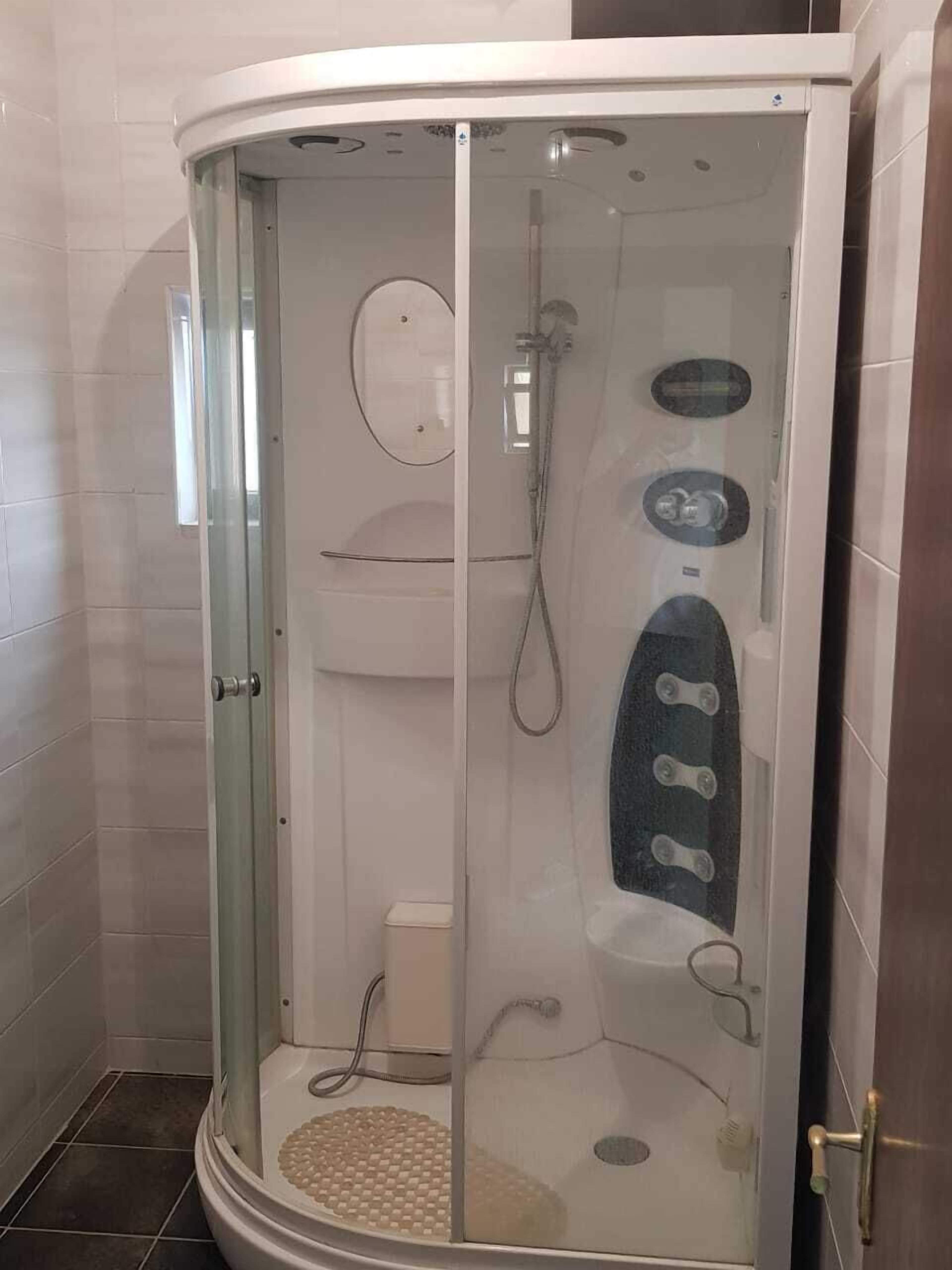 Apartment, 2 Bedrooms | Bathroom | Separate tub and shower, free toiletries, hair dryer, towels