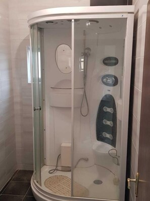 Apartment, 2 Bedrooms | Bathroom | Separate tub and shower, free toiletries, hair dryer, towels - Alburdini (Aqaba)