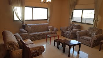 Apartemen, 2 kamar tidur | Setrika/meja setrika, Wi-Fi gratis, dan seprai linen