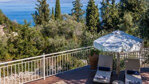 A pool with a clear view of the sea and mountains in the background. - Villas Muscallas Elia by Konnect - 200m from the beach (Paxoi)