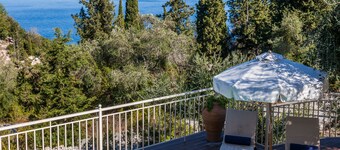 Luksus privat poolvilla med dramatisk udsigt i Monodendri-stranden