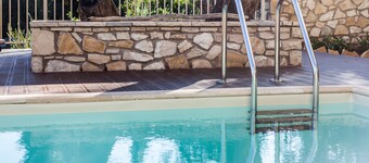 Villa de lujo con piscina privada y vistas espectaculares en la playa de Monodendri