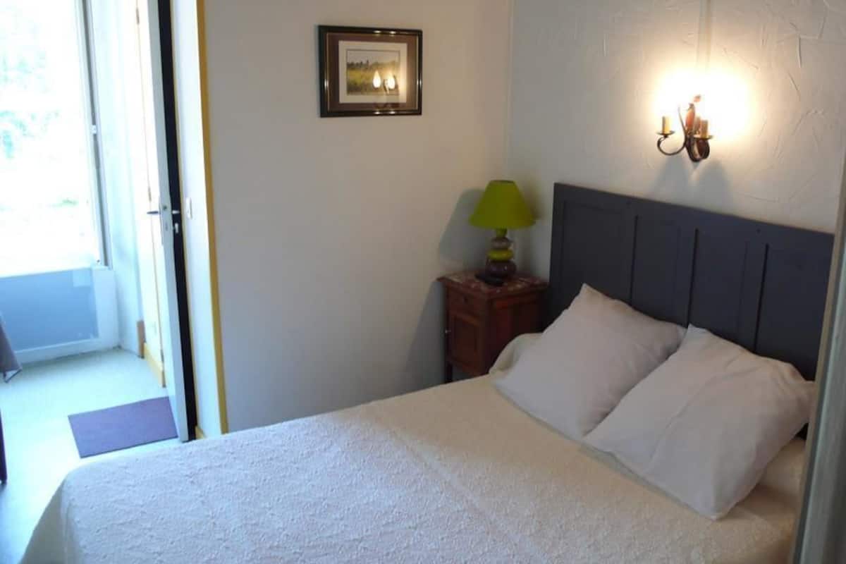 Single Room | Desk, blackout drapes, iron/ironing board (on request), cribs (free)