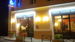 Front of property – evening/night - Hotel des Alpes (Serres)