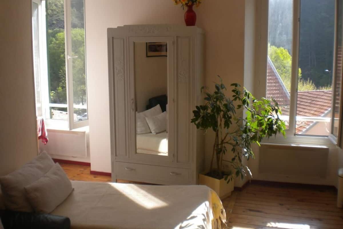 Apartment, 1 Bedroom, Mountain View | Living area | Flat-screen TV