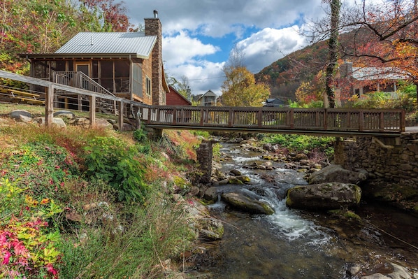 Exterior - On Roaring Fork Stream/.9 Miles to DwTn Gatlinburg (Gatlinburg)