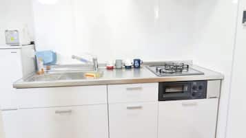 Een koelkast, een magnetron, een oven, een kookplaat