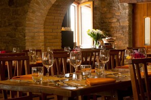 Breakfast, lunch, dinner served; local cuisine  - Le Case Residenza di Campagna (Assisi)