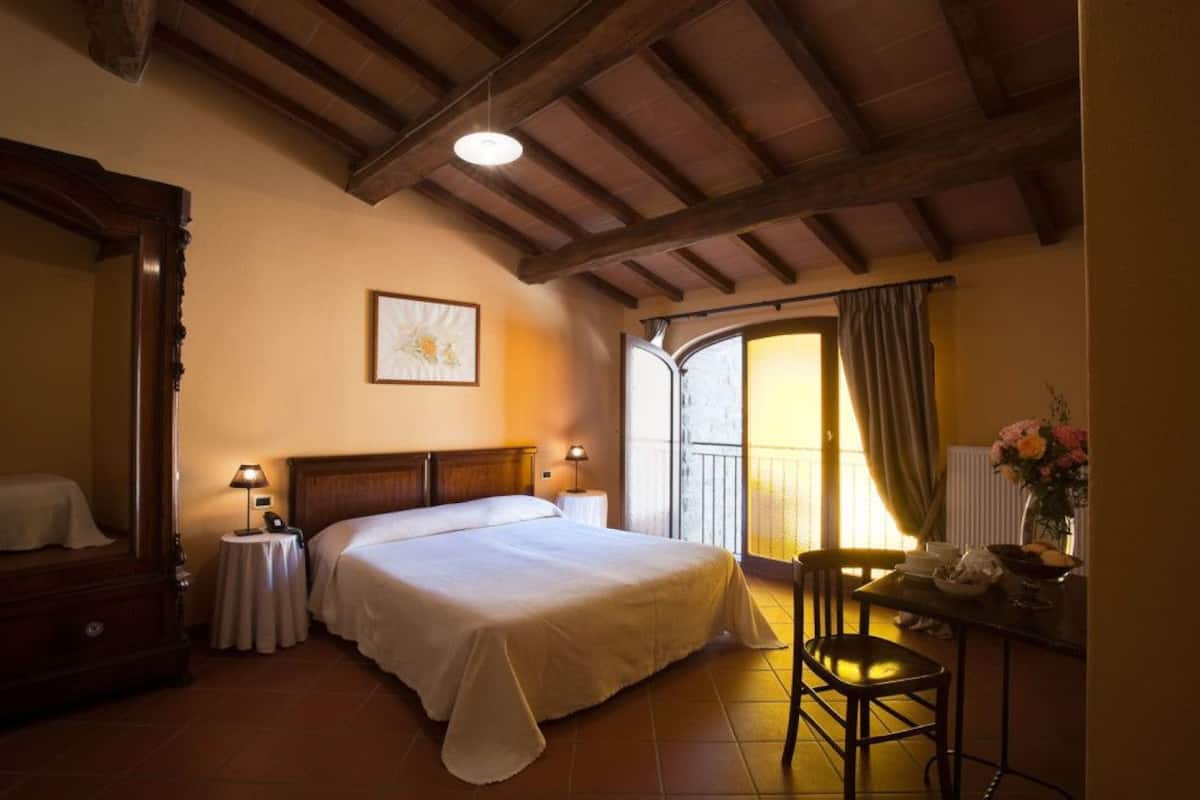 Habitación triple clásica, varias camas | Escritorio, camas extra y ropa de cama