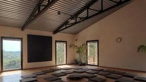 A spacious room with a high ceiling, large windows, and a floor arranged with square mats. - Le Case Residenza di Campagna (Assisi)