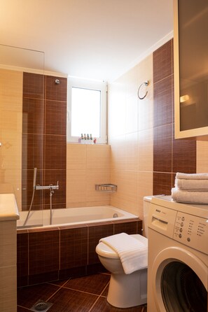 Apartment, 1 Bedroom | Bathroom | Combined shower/tub, rainfall showerhead, free toiletries, hair dryer