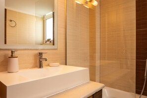 Appartement, 1 chambre | Salle de bain | Ensemble baignoire-douche, douche cascade