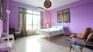 A room with a bed, a sofa, a glass coffee table, a desk, and a chair. - Hey Bear B&B Jiufen (New Taipei City)