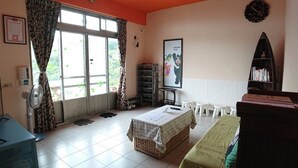 A room with a bed, a desk, a chair, a bookshelf, and a window with curtains. - Hey Bear B&B Jiufen (New Taipei City)
