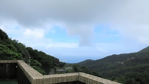 A concrete bridge with a tiled walkway overlooking a mountainous landscape. - Hey Bear B&B Jiufen (New Taipei City)