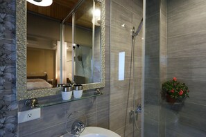 Habitación doble estándar (North Europe 3F) | Baño | Pantuflas, bidet, toallas 