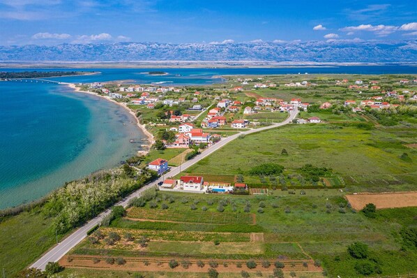 Aerial view - Apartment house Simoni with pool (Privlaka)