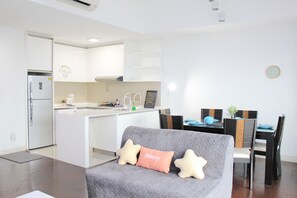 Deluxe-Apartment | Wohnzimmer | LED-Fernseher, Netflix