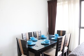 Deluxe-Apartment | Essbereich im Zimmer