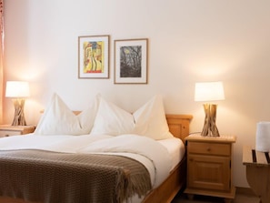 2 bedrooms, desk, Internet