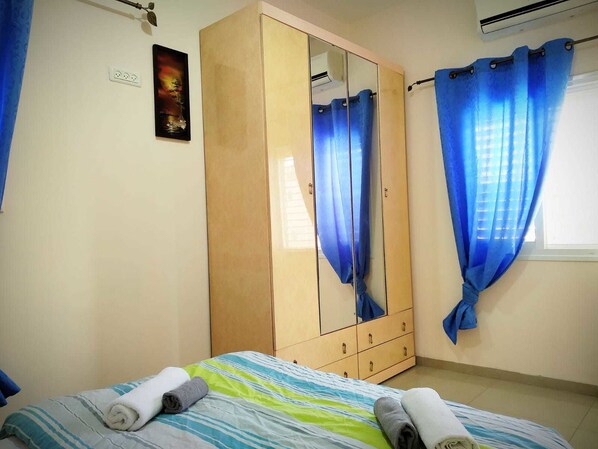 Laptop workspace, soundproofing, iron/ironing board, free WiFi - S&L near Rambam & Sea (Haifa)