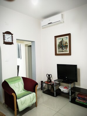 Living room - S&L near Rambam & Sea (Haifa)